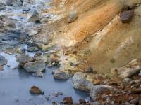 Gelbbrauner Hang und grauer Wasserlauf bei Seltún - Reykjanes Halbinsel
